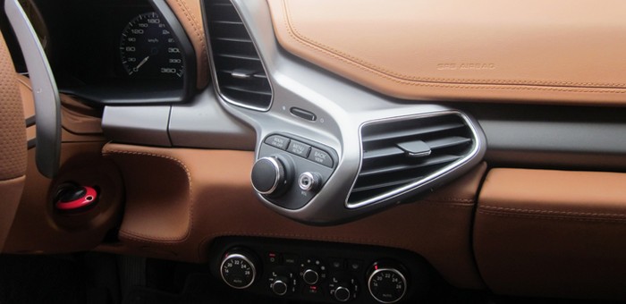 Ngoài những nút chức năng được tích hợp trên vô-lăng, Ferrari còn trang bị những nút chuyên dụng ở hai bên vô-lăng và ở giữa xe (như nút điều khiển chế độ lái tự động, số lùi)